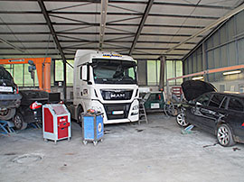 Werkstatt mit Lkw zur Reparatur